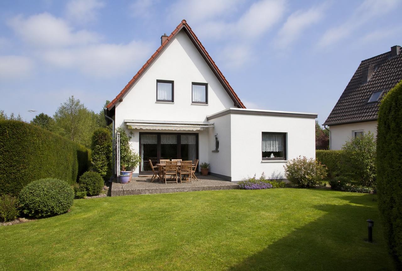 Südgarten mit Terrasse und Flachdach-Anbau
